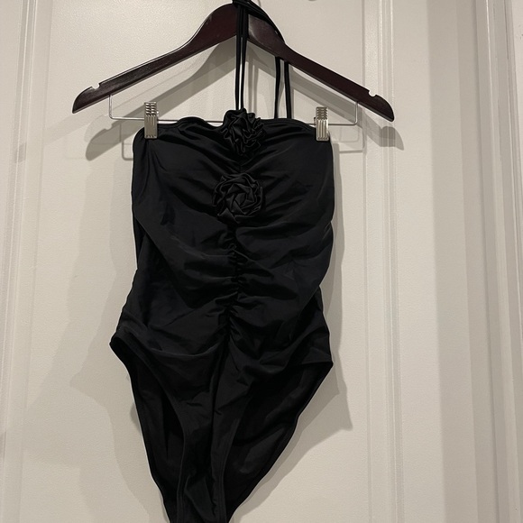 Chic Black Strapless Swimsuit with Floral Accents - Picture 5 of 5